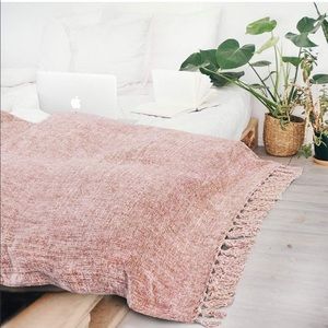 Vince Camuto pink throw blanket
